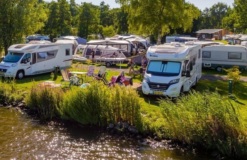 Camperplaats aan het water friesland