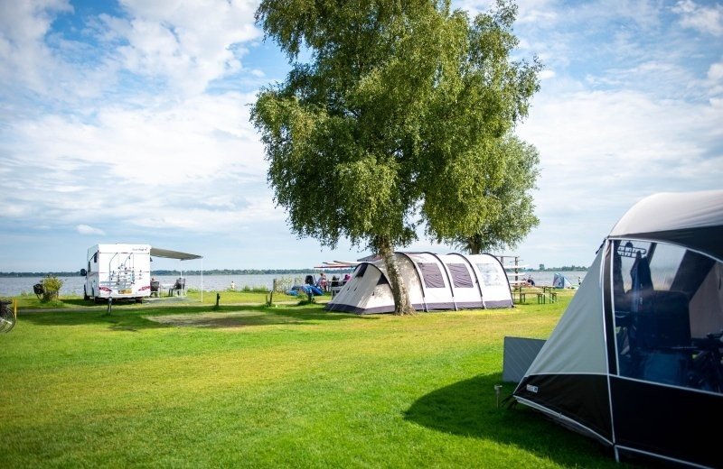 Kampeerplaats aan viswater